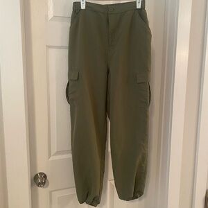 H&M High Waisted Green Cargo Pants - Medium